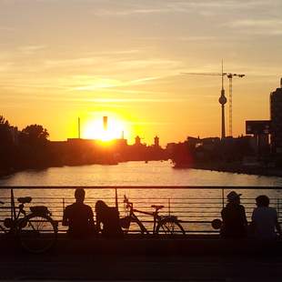 Blick auf Berlin von der Oberbaumbrücke zum Sonnenuntergang