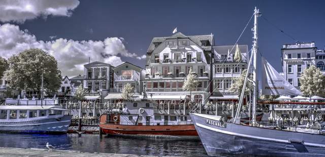 Alter Strom in Rostock Warnemünde Segelschiffe und Fischkutter