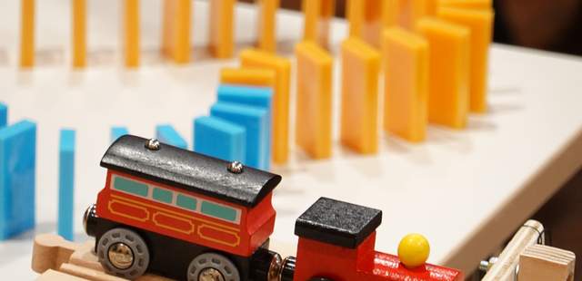 DOMINO - Kettenreaktion DOMINO - Kettenreaktion