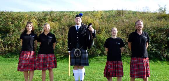 Fünf Personen in einem schottischen Outfit