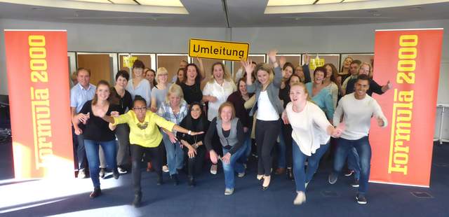 FORMULA 2000 - Let`s go! Teilnehmer feiern den Rennstreckenbau Formula 2000