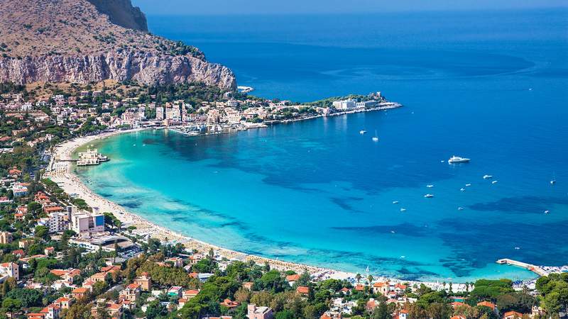 Blick von oben auf die Bucht von Mondello mit schönem Strand und Meer