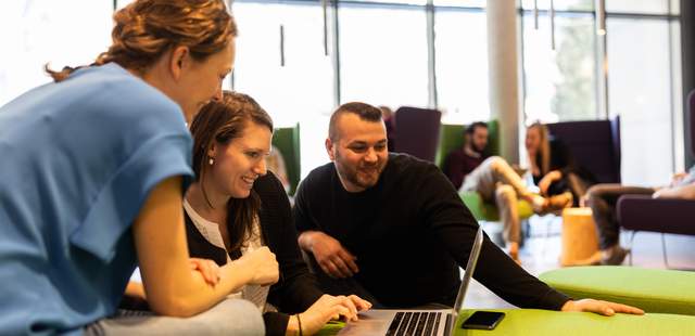 Teamzeit in der Lounge Green Meeting im Explorer Hotel Oberstdorf