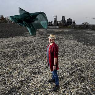 Haldentour Phoenix West Dortmund Tourguide auf der Halde Hympendahl auf dem ehemaligen Hochofenwerk Phoenix West in Dortmund Hörde