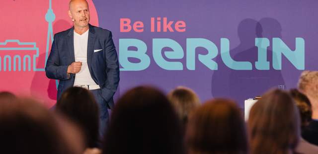 derLÖSER - Keynote Speaker Vertrieb - auf der Bühne derLÖSER - Keynote Speaker Vertrieb - auf der Bühne