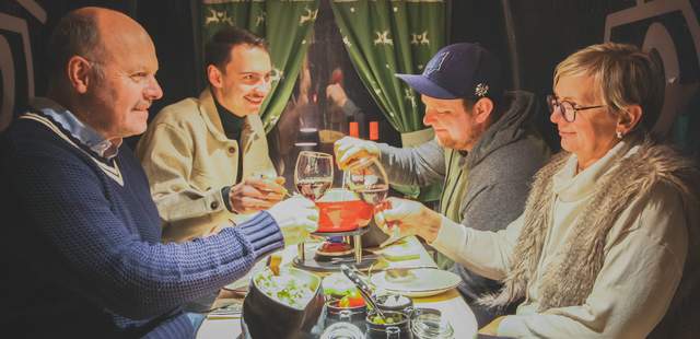 Gemütlich beisammen sein in den GENUSSGONDELN Käsefondue-Weihnachtsfeier in GENUSSGONDELN