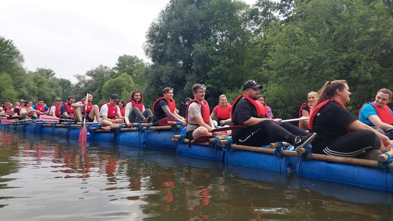 Floßbau und Floßfahrt im großen Team