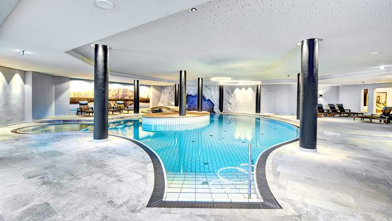 Indoorpool mit Badeliegen