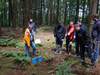 Eine Gruppe von Menschen spielt im Wald Crossgolf