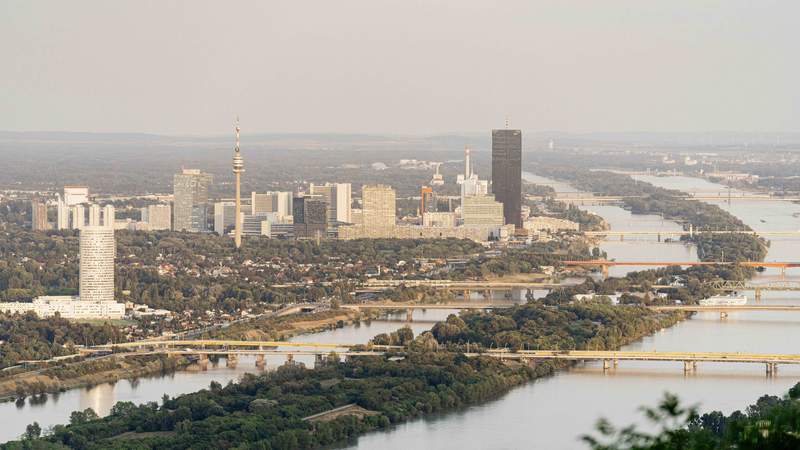 Wien: Blick auf Donauinsel vom Kahlenberg