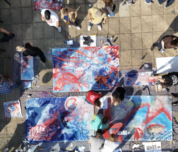Action Painting als Team Event Team arbeitet spielerisch an einem Kunstwerk