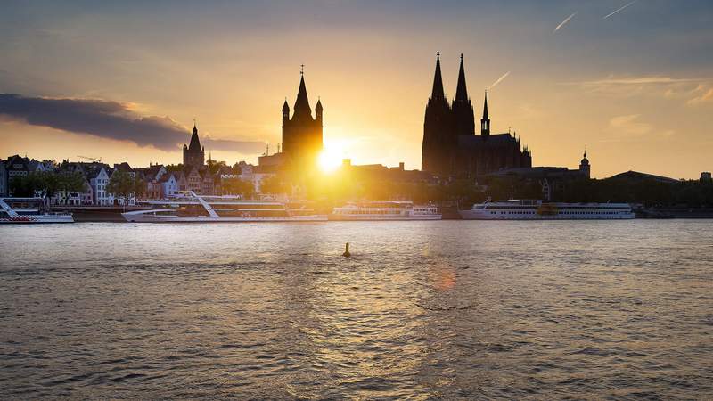 Oktoberfest-Partyboot auf dem Rhein