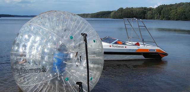 Zorb Zorbing als Teamevent mit Motorboot in Schwerin Zorbing - Ultraball als Teamevent in Schwerin