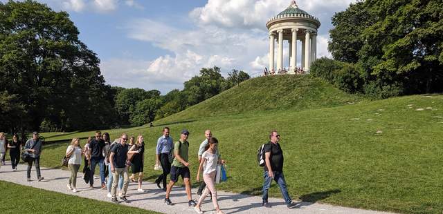Wanderung durch den Englsischen Garten Kulturelle WeinWanderung in München