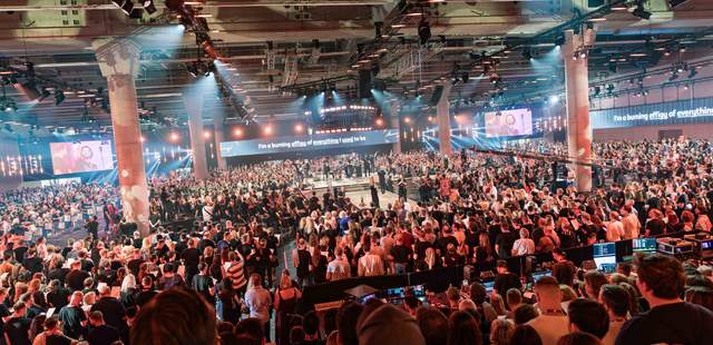 Weltrekord 3000! Teilnehmer rocken in einer Band! 3000 Teilnehmer bilden gemeinsam während eines Teamevents