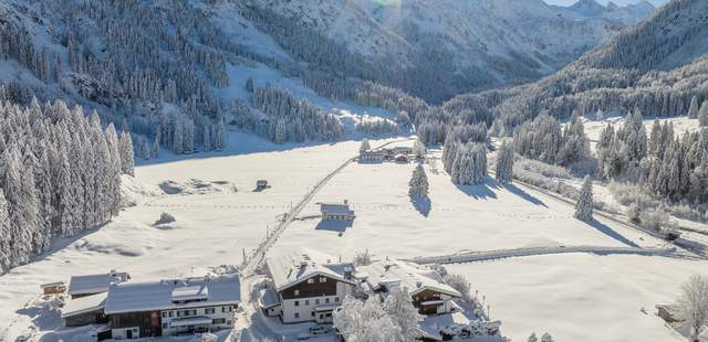 Außenansicht Birgsau Winter Weihnachtsdorf mitten in der Natur