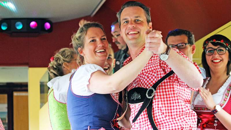 Oktoberfest-Partyboot auf dem Rhein