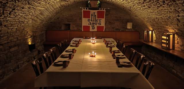 Die breite Tafel im Gewölbe Weihnachtsfeier als Rittermahl in Witten