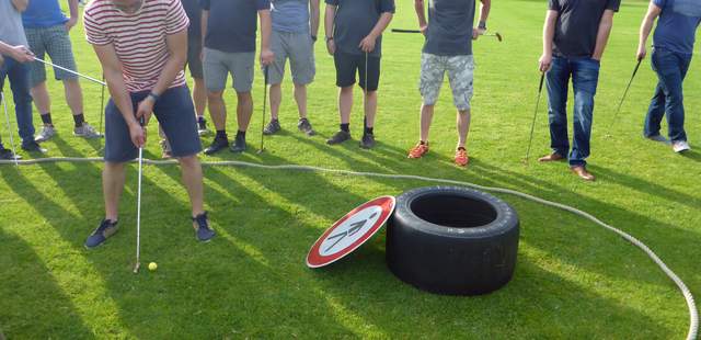 FUN GOLF - Putting Mann puttet in einen Rennreifen beim Rahmenprogramm Fun Golf