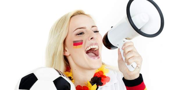 Geocaching-WM Frau mit Megaphon ruft zur Geocaching-WM