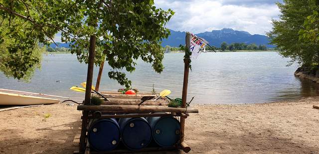 Ein fertiges Floß Kreativer Floßbau am Chiemsee
