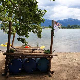Ein fertiges Floß Kreativer Floßbau am Chiemsee