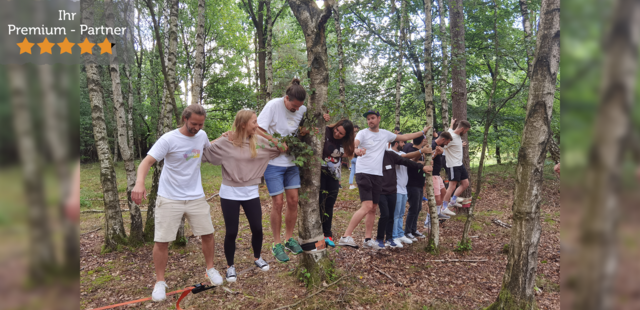 TeamEvent mit Niedrigseilparcours – Balance & Vertrauen im Team stärken Team beim Niedrigseilparcours im Wald – gemeinsam Balance halten und Teamgeist stärken
