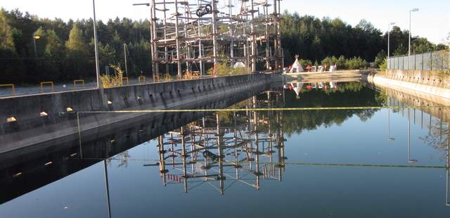 Becken mit Arena im Hintergrund Spaß und Action im Kletterpark HöhenwegArena