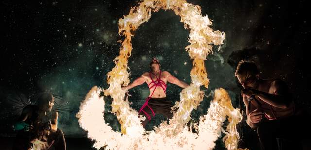 Tribal- Trommel - Feuershow Feuerkünstler und Trommler in einer Show