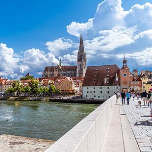 Regensburg mit Brücke Regnsburg im Sommer mit Gruppe