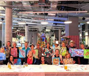 Das Team mit den abstrakten Kunstwerken kreatives Teamevent