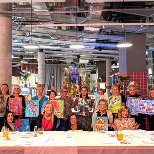 Das Team mit den abstrakten Kunstwerken kreatives Teamevent