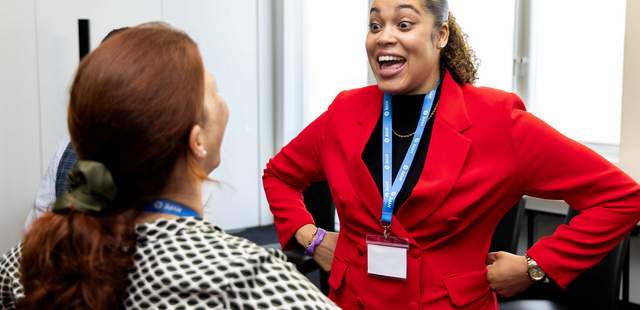 Ein Teambuilding-Event, das begeistert Teambuilding-Event bei Tagung – lachende Teilnehmerin im Austausch, Energie und Spaß