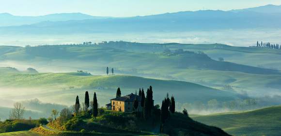 Blick auf die hügelige Landschaft der Toskana in Italien