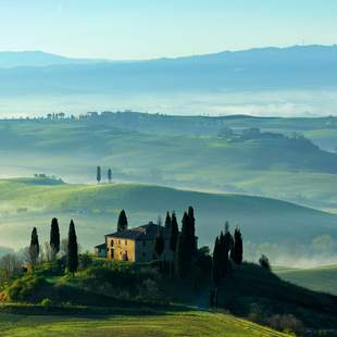 Blick auf die hügelige Landschaft der Toskana in Italien