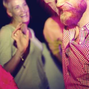 Tanzende Freundesgruppe Die bewegte Tagungspause mit Musik