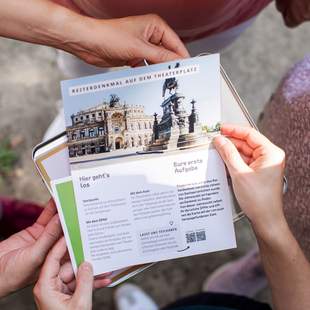 Schnitzeljagd_Blick-ins-Spiel Schnitzeljägerinnen halten das Spiel in den Händen