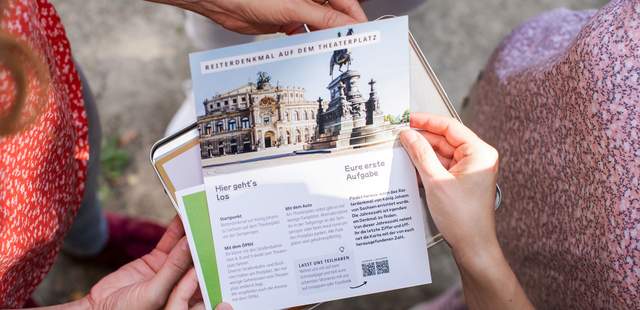 Schnitzeljagd_Blick-ins-Spiel Schnitzeljägerinnen halten das Spiel in den Händen