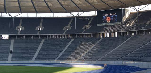 Olympiastadion Berlin mit der Vorstellung von Urs Meier Urs Meier auf der Anzeigetafel des Olympiastadions Berlin