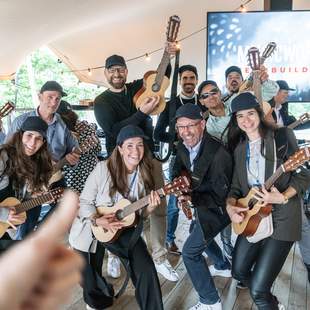 Teilnehmende an Akustikgitarren