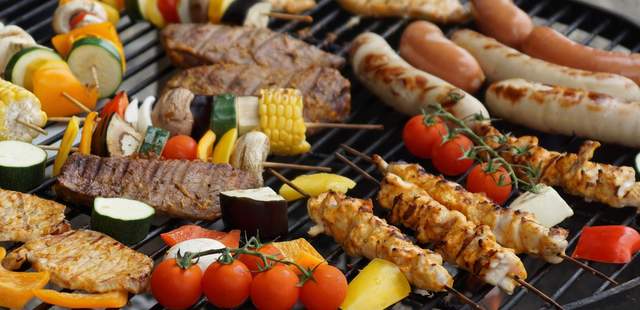 Grillgenuss zum Sommerfest BBQ im Team genießen