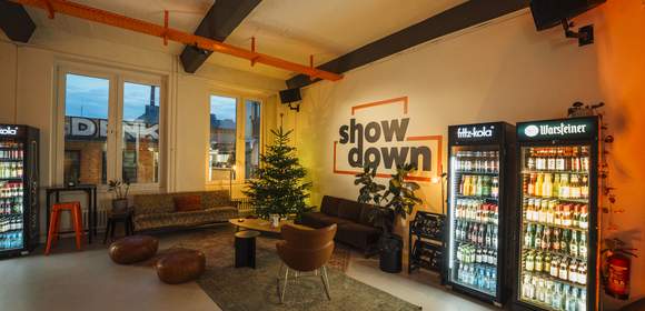 weihnachtlich dekorierte Showdown Lounge in gemütlichem Licht