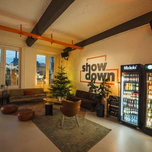 weihnachtlich dekorierte Showdown Lounge in gemütlichem Licht