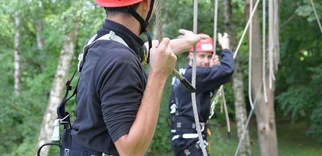 Gemeinsam am Glockenspiel Team-Hochseilgarten