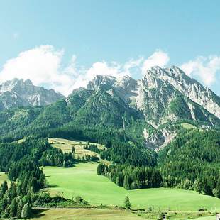 Steinberge bei blauem Himmel