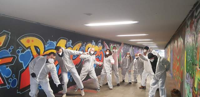 Posen vor dem fertigen Werk Graffiti Teambuilding-Event in Stuttgart