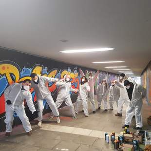 Posen vor dem fertigen Werk Graffiti Teambuilding-Event in Stuttgart