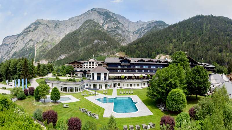 Blick auf das Hotel Brandlhof mit Bergkulisse im Hintergrund