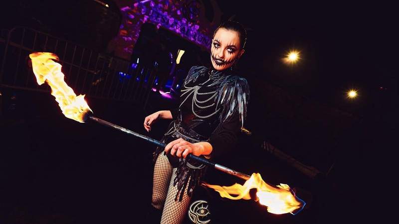 Feuer Walking Act Darstellerin