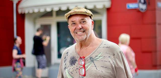 TV Promi Tour holger franke in der promi tour vor dem TV-Set von unter uns